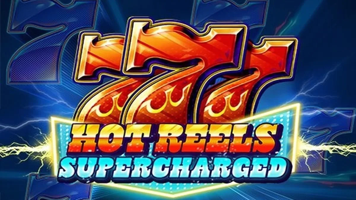 Captura de tela do jogo 777 Hot Reels: Supercharged, mostrando rolos vibrantes com símbolos clássicos como 7s, sinos e frutas, em um fundo de luzes brilhantes e chamas.